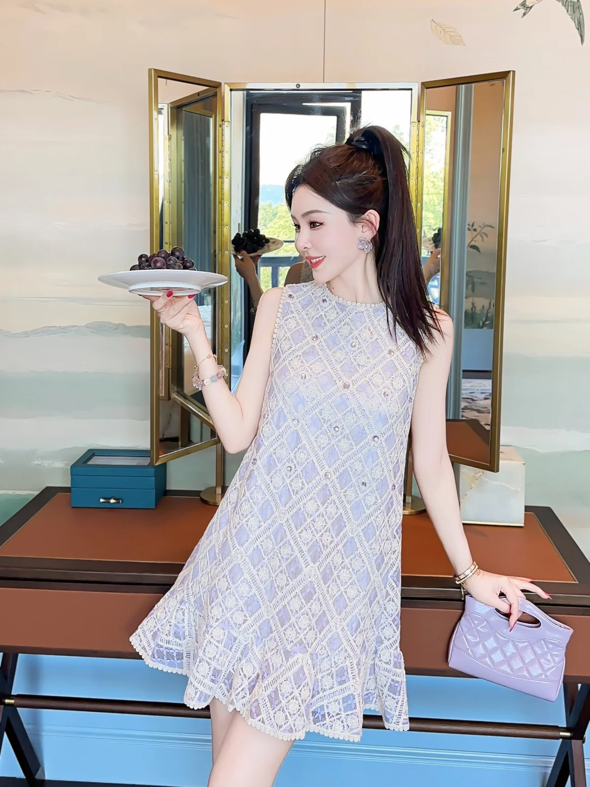 

Новинка лета: Комплект из топа с вышивкой и кружевным пеплумом и юбки Ele round Ne от Yuxiao Xiao Charming Fashion Ensemble