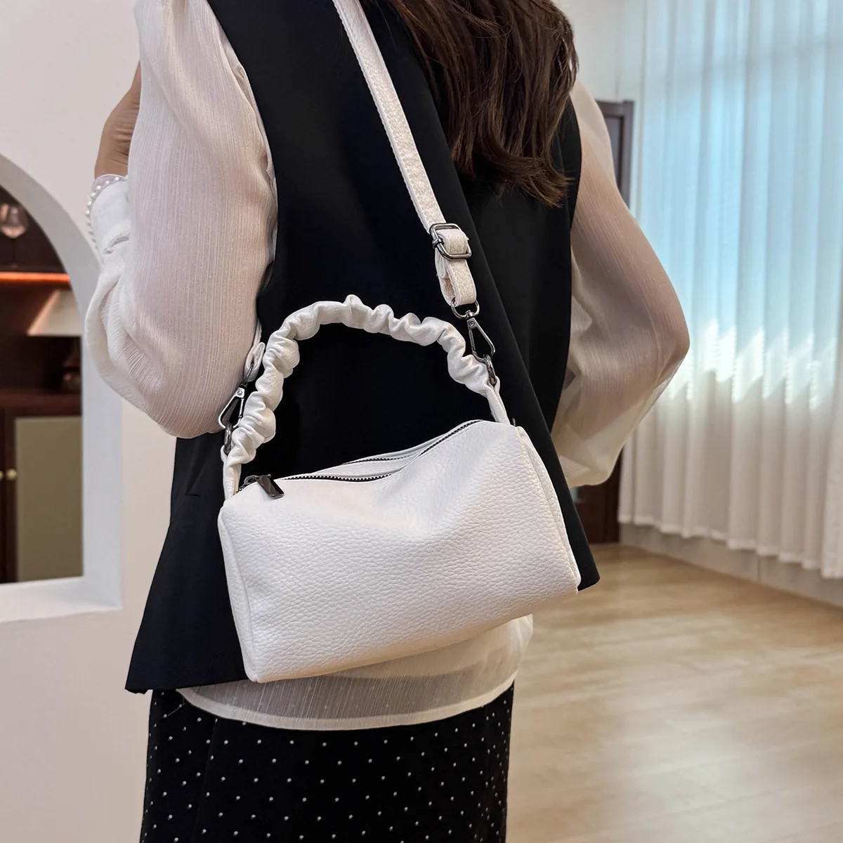 

2025 New Minimalist Lychee Pattern Handbag Korean Version Niche Design Mini Simple Messenger Cylinder Bag