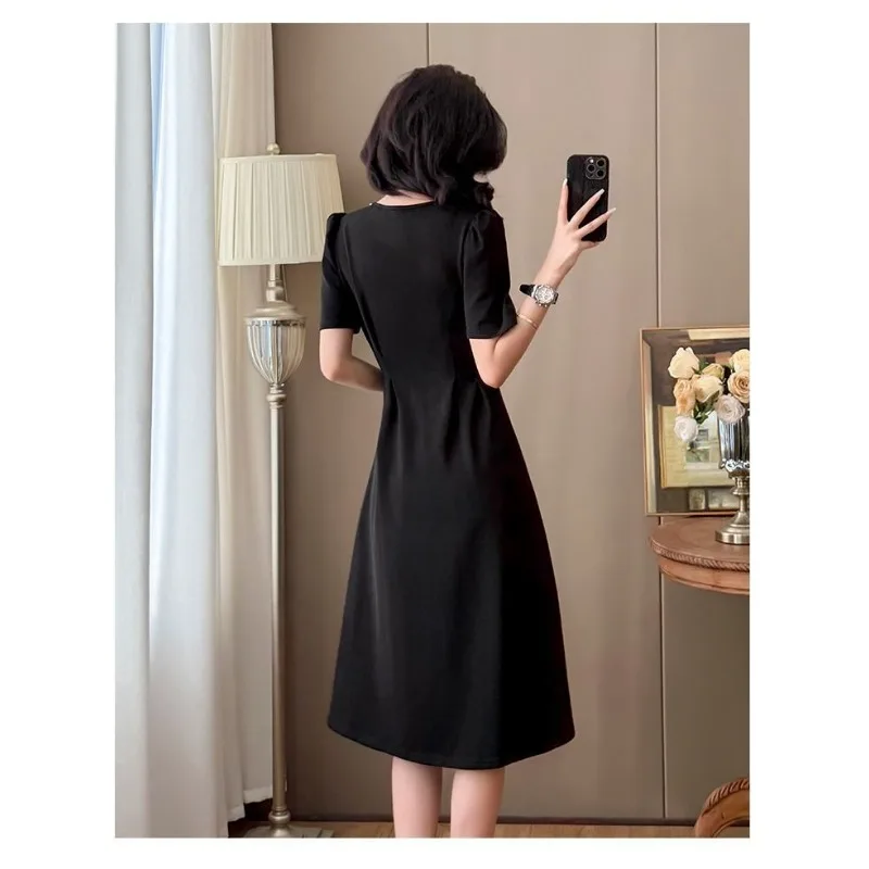 Vestido negro francés 2025 nuevo estilo cuello redondo manga corta cintura ajustada vestido elegante versátil