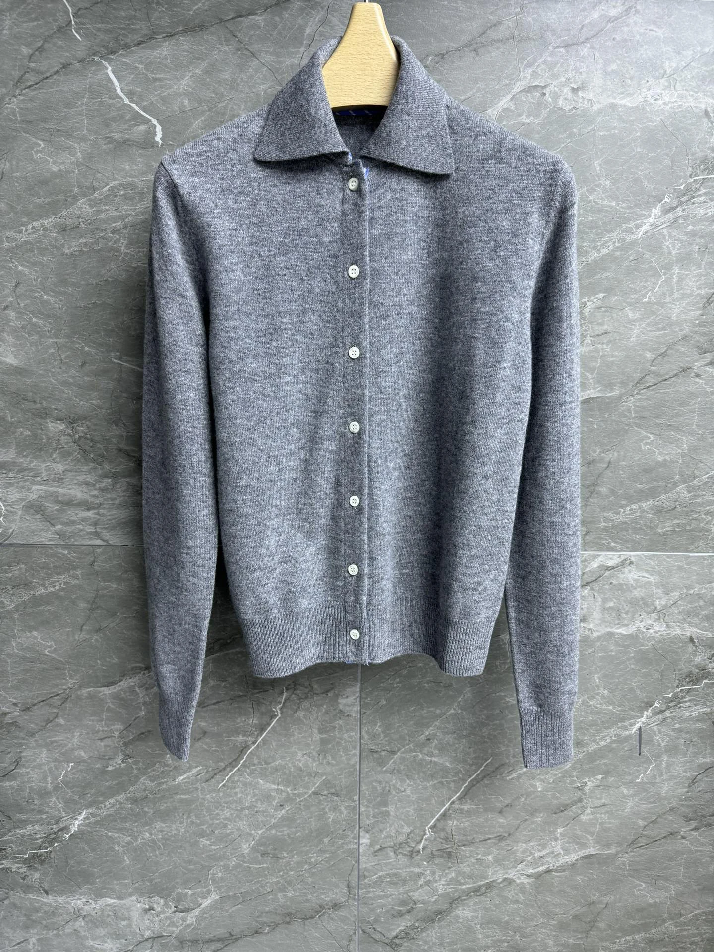 

Cashmere cardigan Lapel single-breasted design Fashionable temperament Slim and thin Soft and cozy