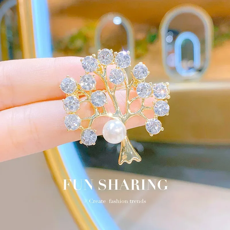 Broche con tachuelas de diamantes brillantes para mujer, Pin de temperamento de alta gama, accesorios para chaqueta, flor de pecho de árbol de la vida versátil