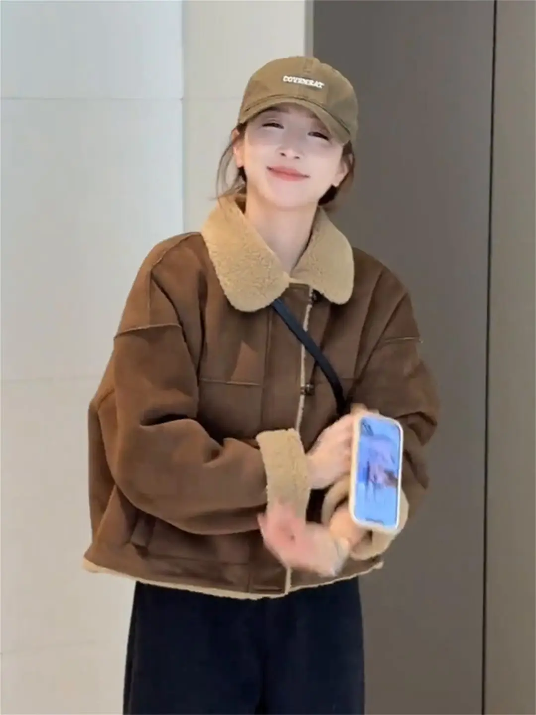 

Женская двусторонняя замшевая куртка на осень-зиму с утолщенным мехом ягненка, теплая, повседневная, свободного кроя, с длинными рукавами, на пуговицах