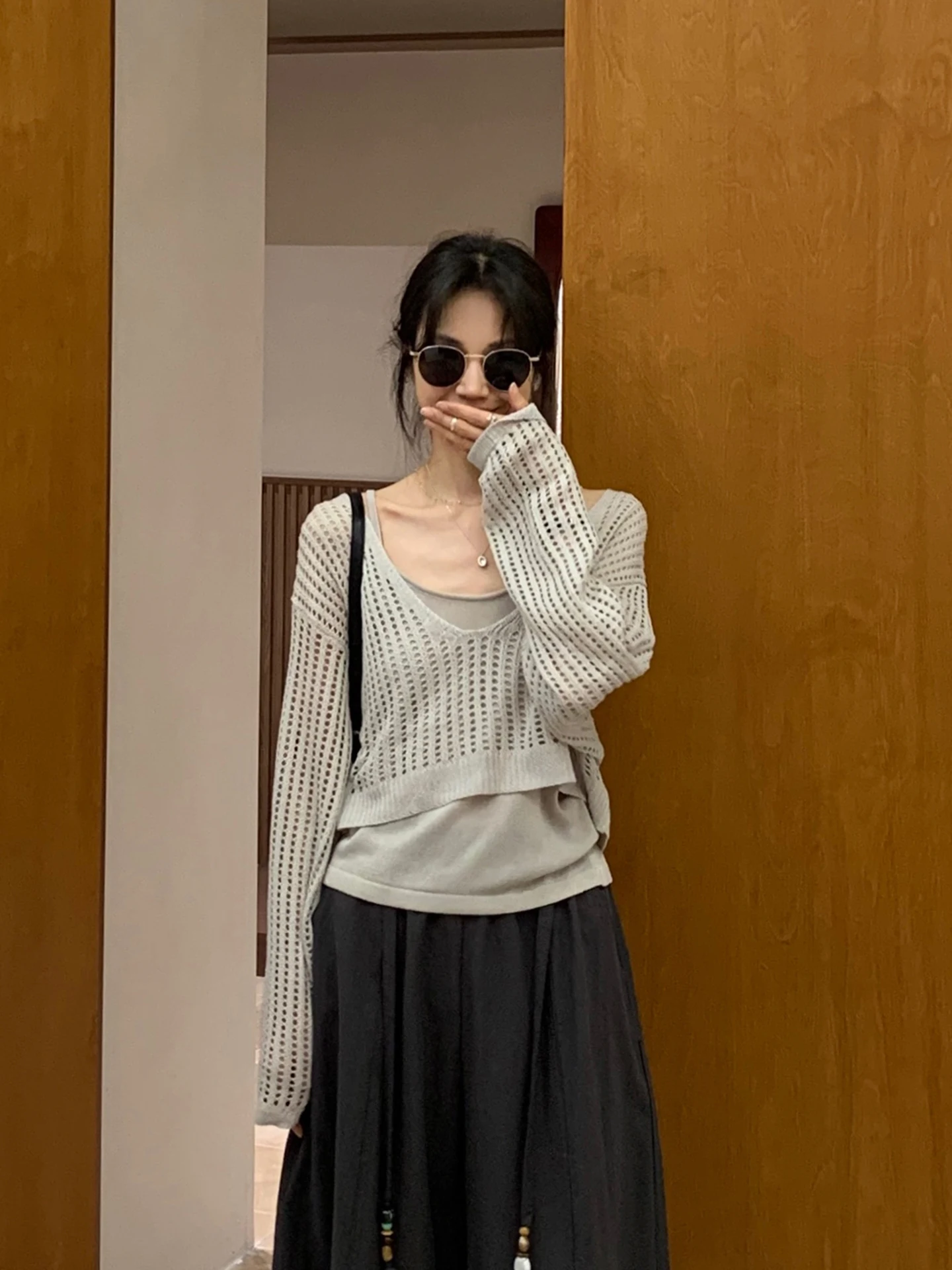 

Женский вязаный комплект BRIVIN из двух предметов: жилет с ажурным цветочным узором и топ. Новинка весеннего сезона, свободный крой, комфортный и элегантный.