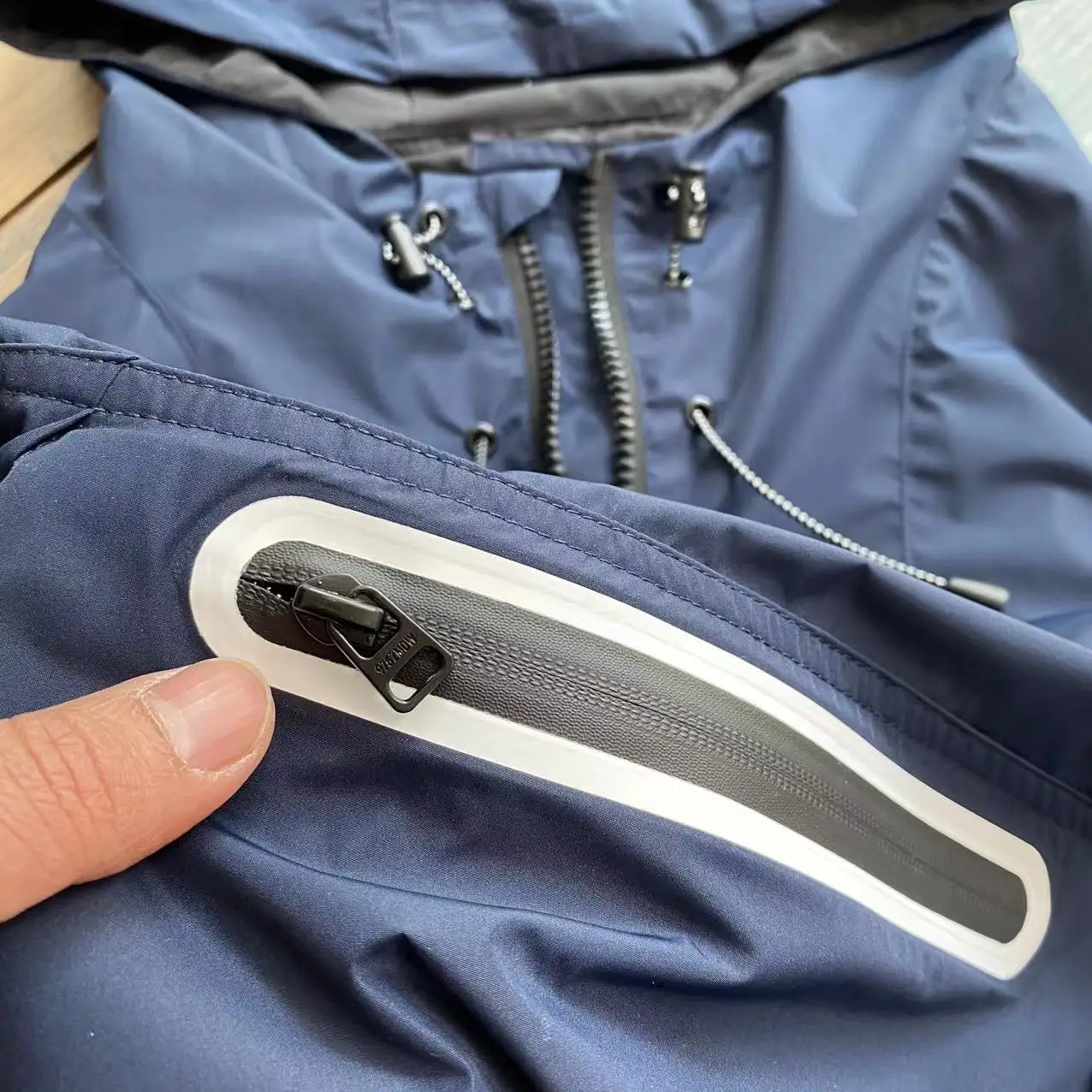 

Мужская уличная ветрозащитная водонепроницаемая куртка с капюшоном на молнии, свободного кроя, повседневная, весенне-летняя верхняя одежда для молодежи, стандартный крой