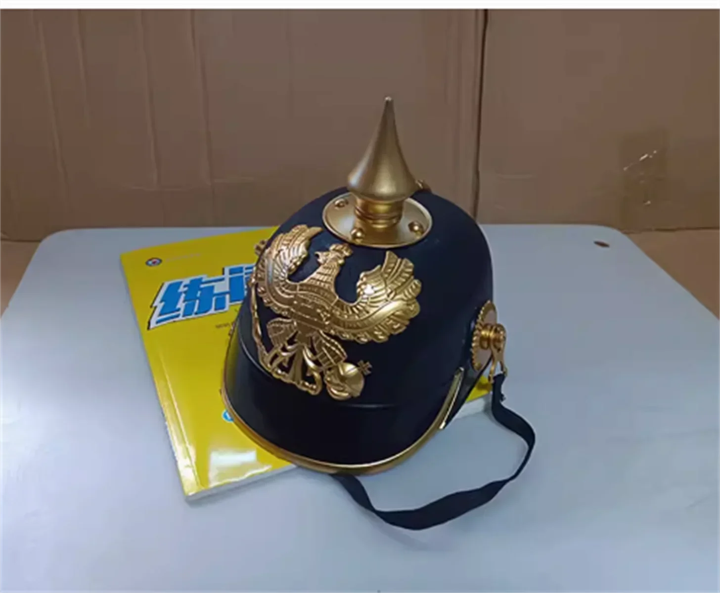 Casco de utilería exquisito alemán de estilo alemán, segundo casco puntiagudo de Prusia, regalo Imperial para niño