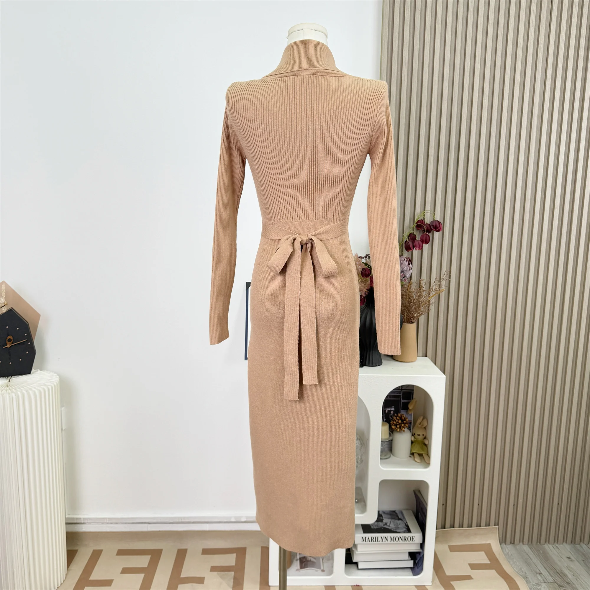 เดรสไหมพรมคอวีทรงเข้ารูป แขนยาว สำหรับผู้หญิง ฤดูใบไม้ร่วง ฤดูหนาว สไตล์สาวออฟฟิศ เซ็กซี่ เอวสูง เหมาะสำหรับงานกลางคืน รุ่น F321