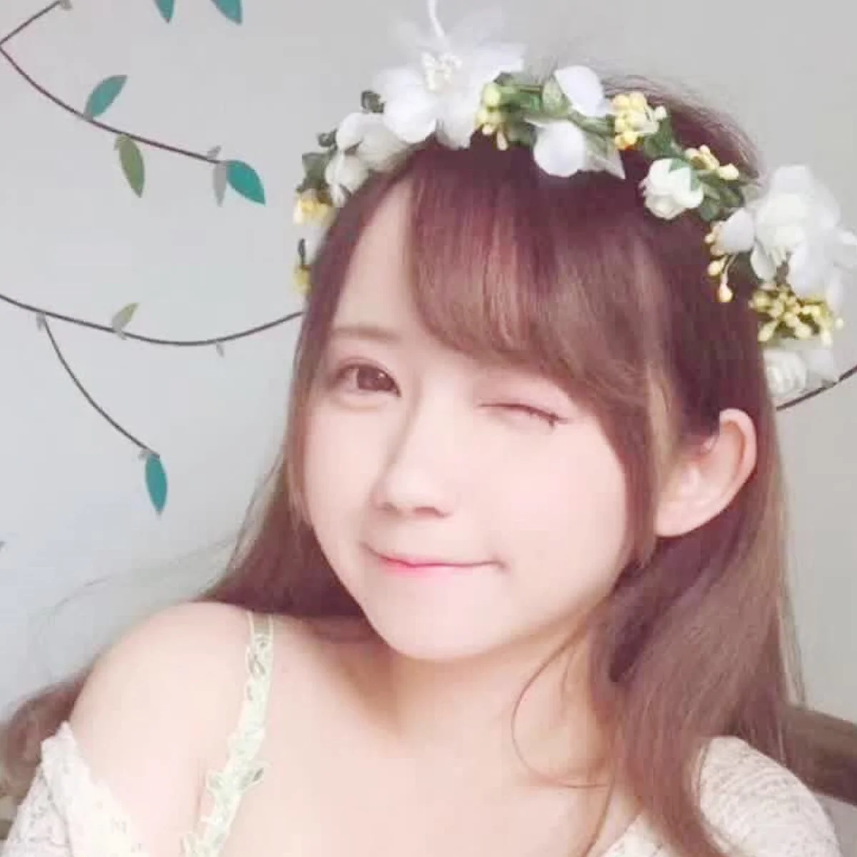 

Handmade Floral Hair Garland Bridal Headwear Bridal Headwear Festivals Hair Band Wedding Photography Decoration White