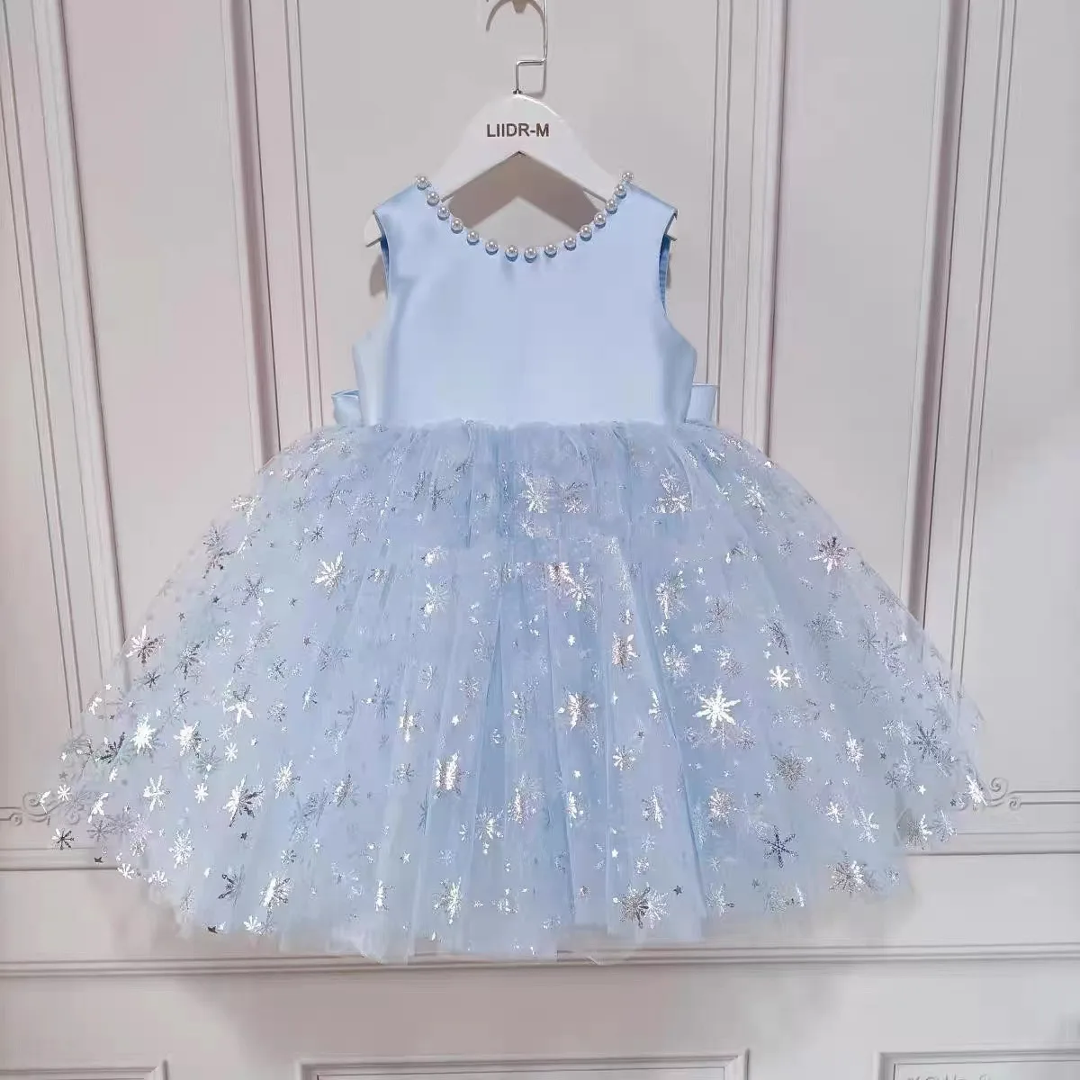 

Summer girl new sequin blue dress with V-neck mesh pearl princess skirt on the back fashionable and stylish dress princess skirt