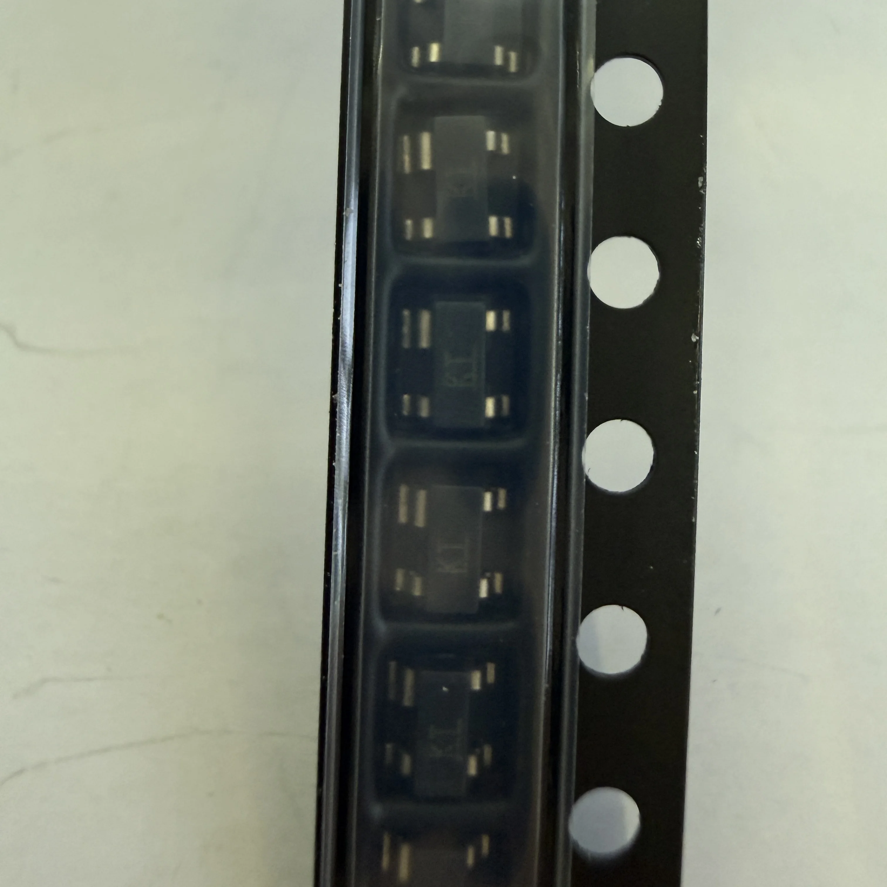 20PCS/LOT MIC811TUY-TR (Power Management)