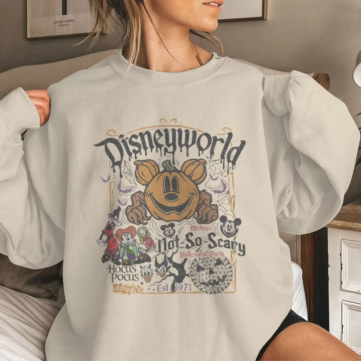 Lässige Sportbekleidung mit Rundhalsausschnitt. Ich brauche Kaffee, um auf Halloween-Kaffee und Kürbis gemusterte Gothic-Kleidung mit langen Ärmeln zu fokussieren