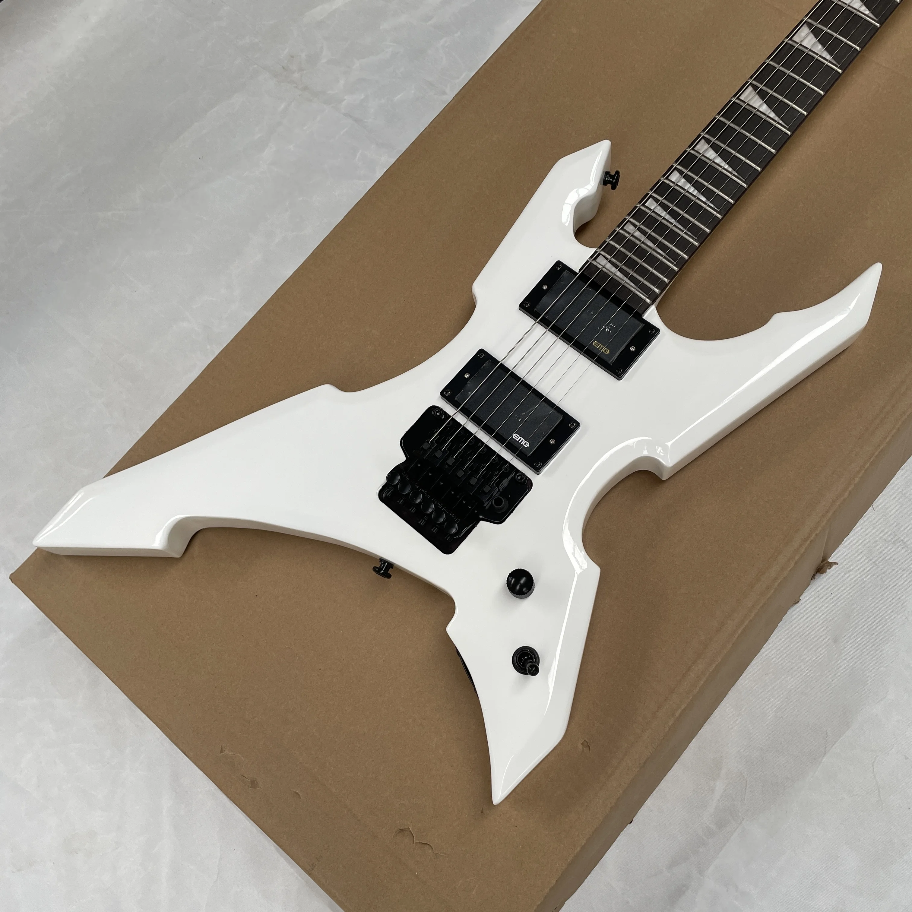 

Персонализированная белая 6-струнная электрогитара с звукоснимателями HH и двойным тремоло, подходит для музыкантов в стиле метал.