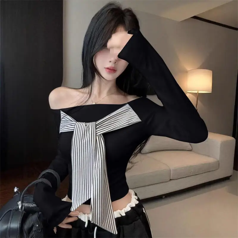 Neues Spicy Girl Retro-Design, One-Shoulder-Langarm-T-Shirt, gespleißt mit Bareback-Streifen-Riemen, um dünne Damenoberteile zu sehen, Fashio