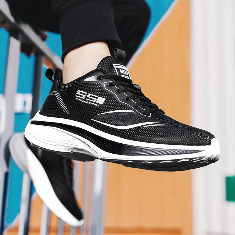 أحذية رياضية جديدة خفيفة الوزن قابلة للتنفس للرجال، أحذية كاجوال سميكة القاع للاستخدام الخارجي، عصرية تناسب الجميع
