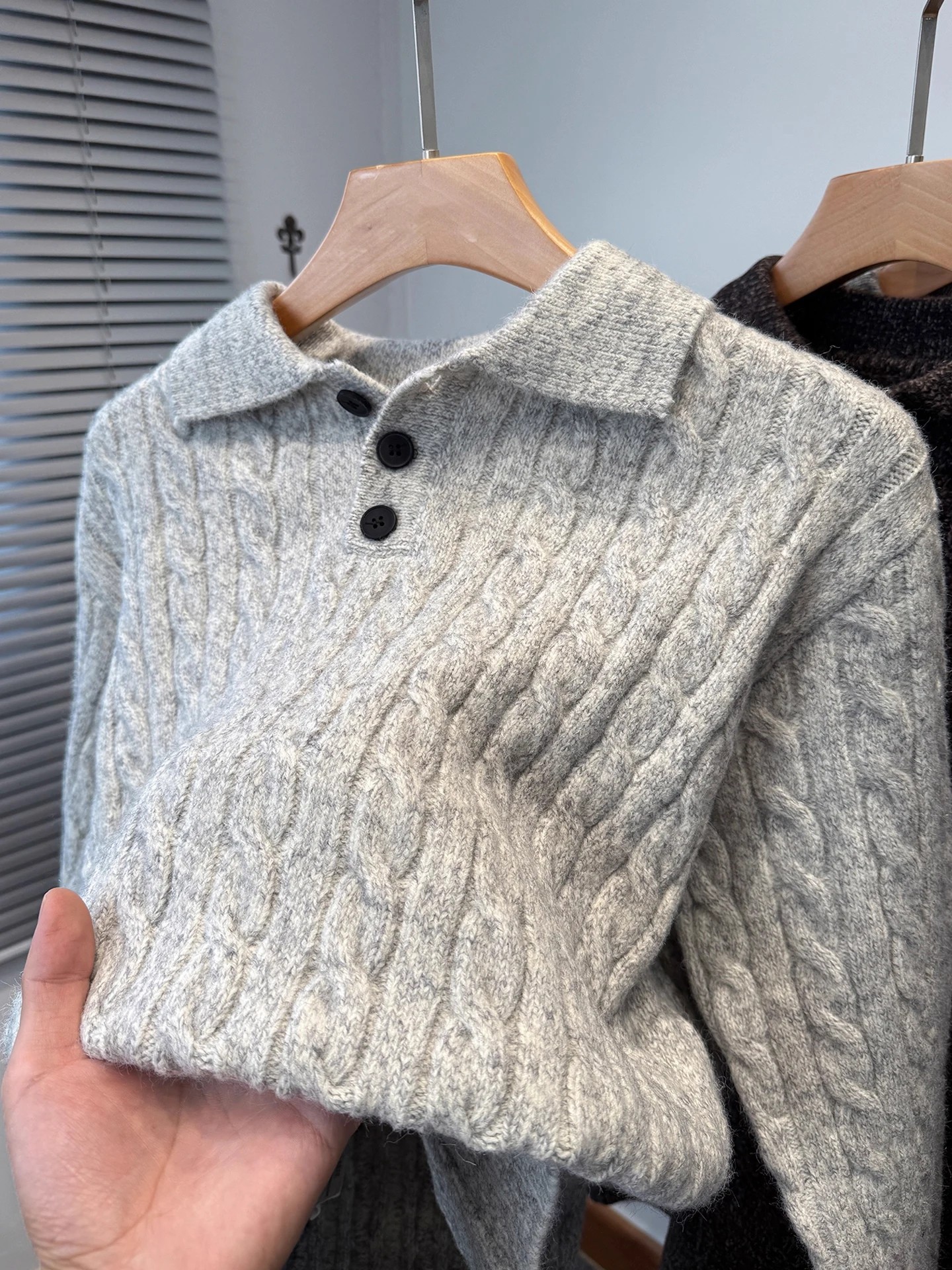 

Классический мужской вязаный свитер повседневного стиля из утолщенного полиэфирного волокна с длинными рукавами и узором «косы»