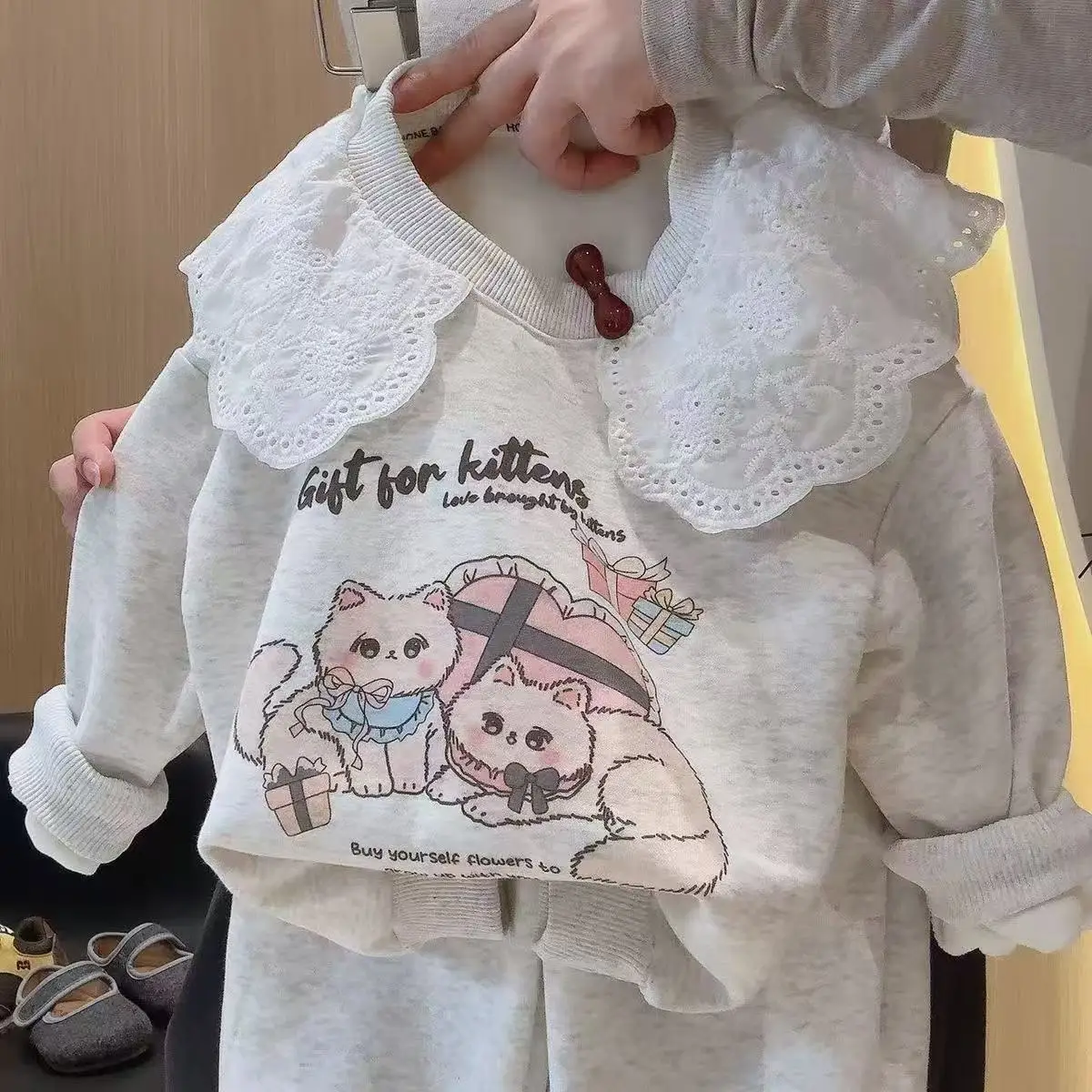 2026 Herbst Baby Mädchen Sweatshirt-Set mit Spitzenkragen, niedlicher Katzenprint + Jogginghose, 2-teiliges Set, Kinderkleidung, lässiger Trainingsanzug – Detail 3