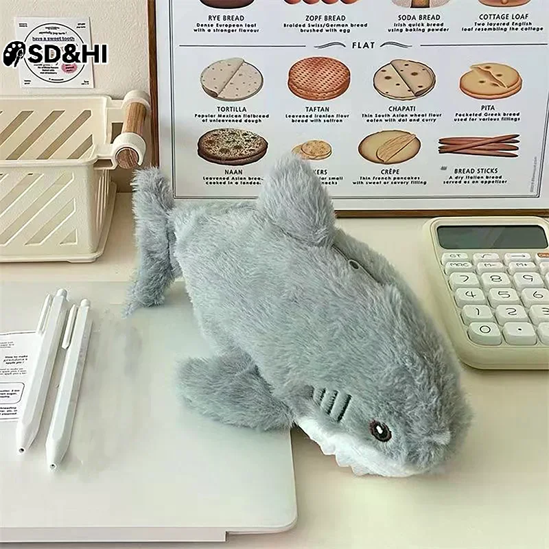 1 قطعة مقلمة القرش القطيفة اللطيفة طالب القرطاسية اللوازم المدرسية Kawaii دمية العودة إلى المدرسة حقيبة التخزين القلم حقيبة القرطاسية