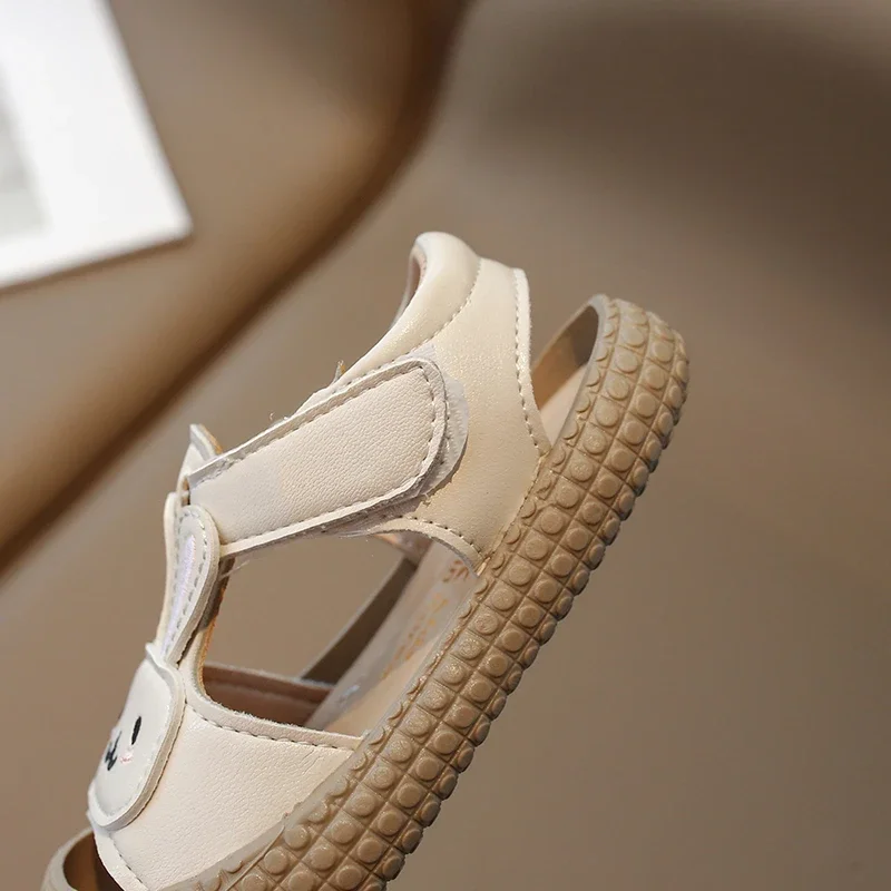 Sandali Baotou da ragazza 2025 Estate Nuove scarpe da principessa carine Scarpe da passeggio per bambini con suola morbida cava per bambini