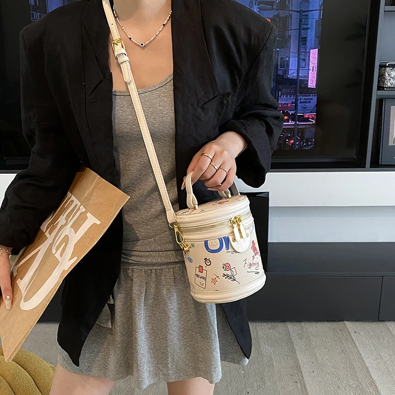 

Elegant Women Leather Luxury Fashion Crossbody Bag Designer Shoulder Tote Handbag For Modern Chic Outfits