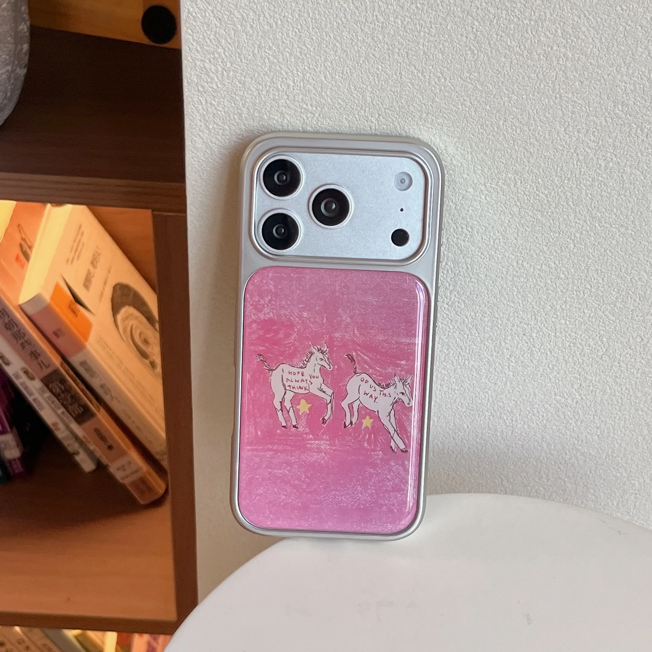 Handgezeichnetes Design mit rosa Pony, süße, nostalgische, ästhetische und schicke Handyhülle für iPhone 18 17 16 15 14 11 12 13 Pro Max Plus Rückseiten-Cover – Detail 2