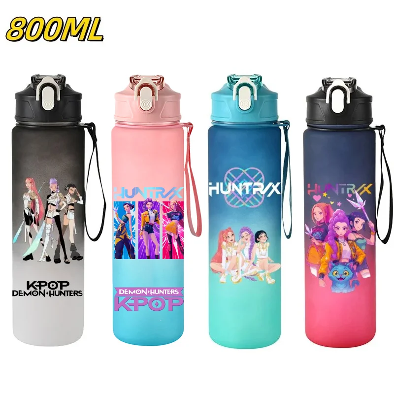 ขวดน้ำ KPop Demon Hunters ขนาด 800 มล. พร้อมหลอดดูด ลายมิรา รูมิ โซอี้ ขวดเชคเกอร์พร้อมสายสะพายพกพา แก้วน้ำสำหรับเดินทาง ของขวัญสำหรับแฟนคลับ