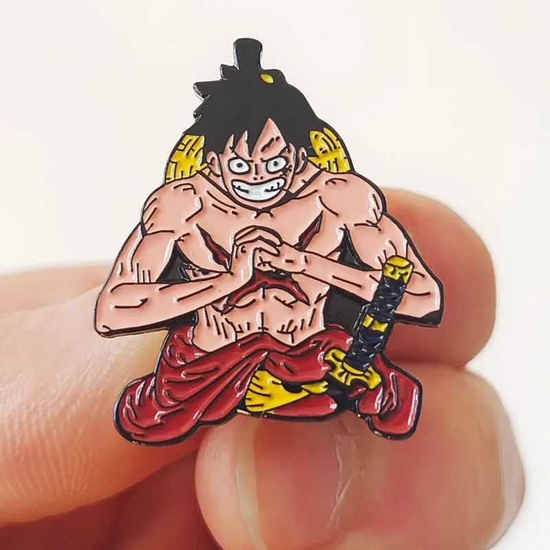 Anime giapponesi One Piece Spille da bavero per zaino Spilla smaltata Uomo Donna Spille Cool Valigetta Distintivi Accessori per gioielli