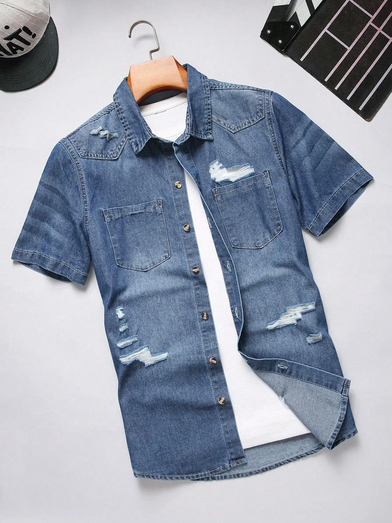 

Men's summer denim short-sleeve shirt. With ripped design. For daily casual wear. Versatile for street styles.