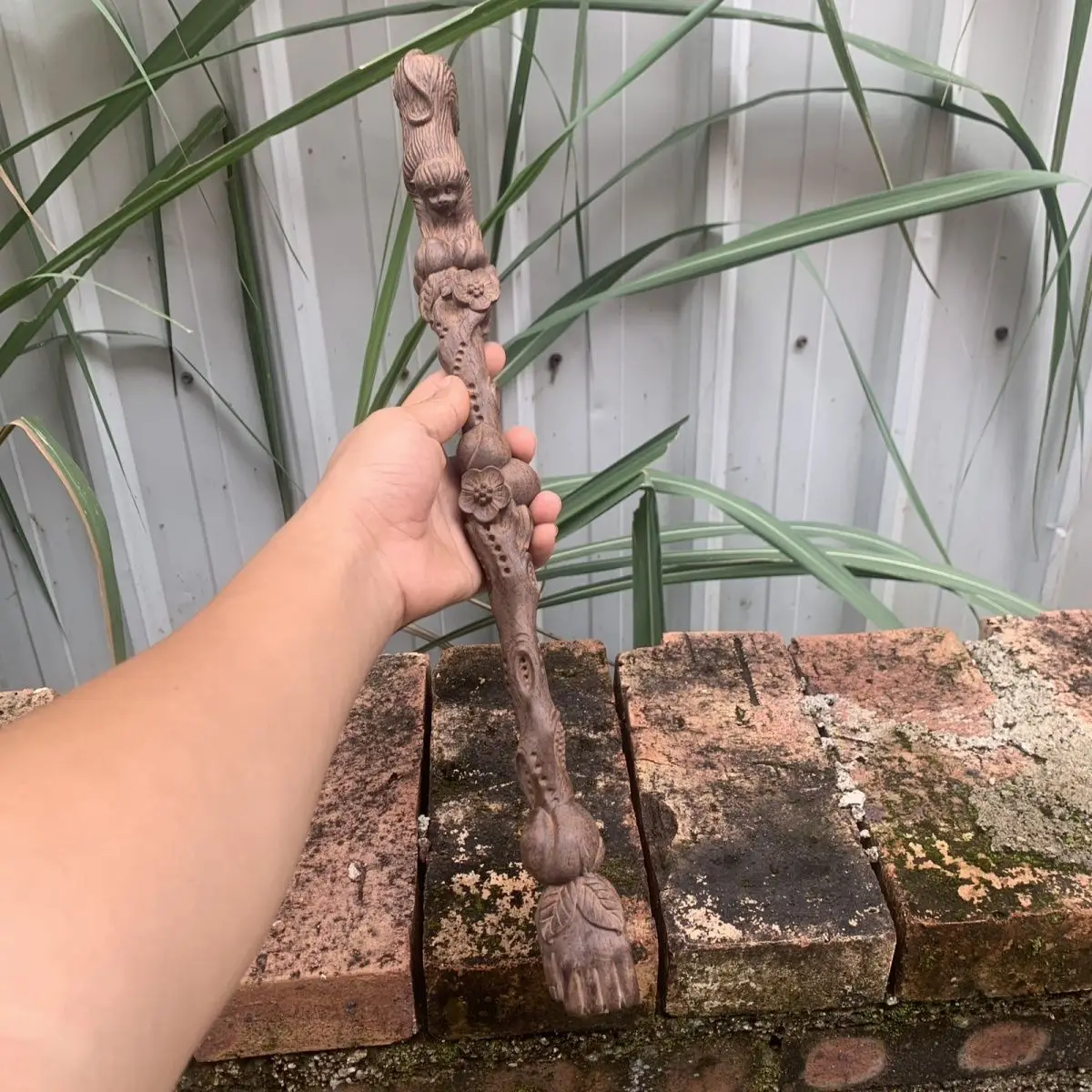 Ручная резная древесина агара двойного назначения, скребок для спины и массажный молоток, украшение для домашнего офиса