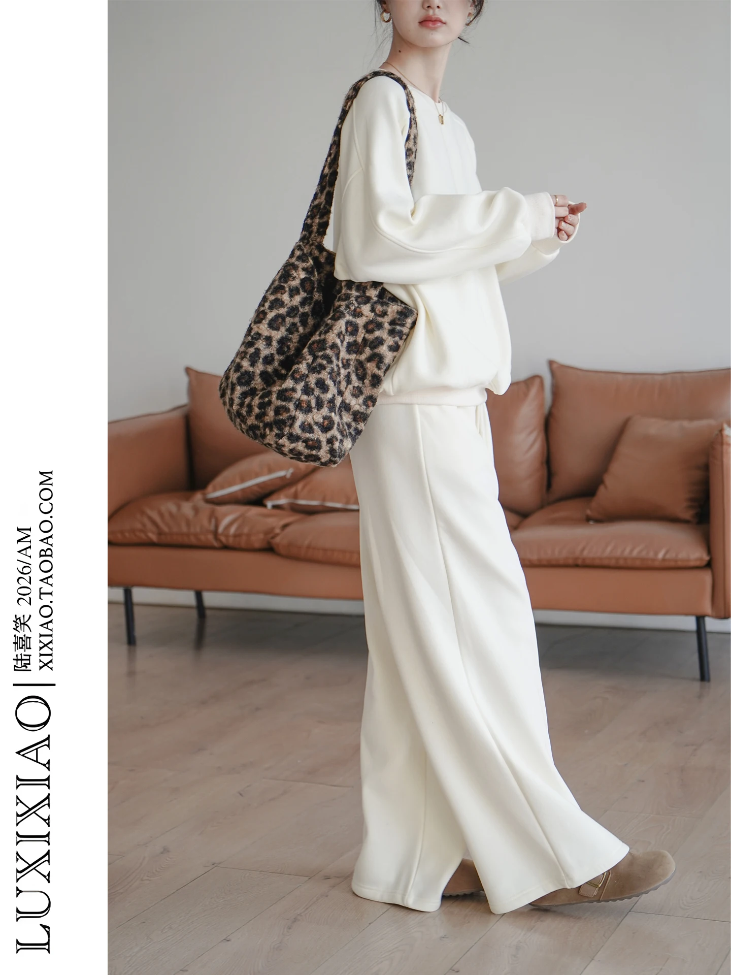 

Женский комплект LUXIXIAO: Новинка 2026 года – свободный свитшот с круглым вырезом и брюки с высокой талией и широкими штанинами. Модный осенне-зимний ансамбль.