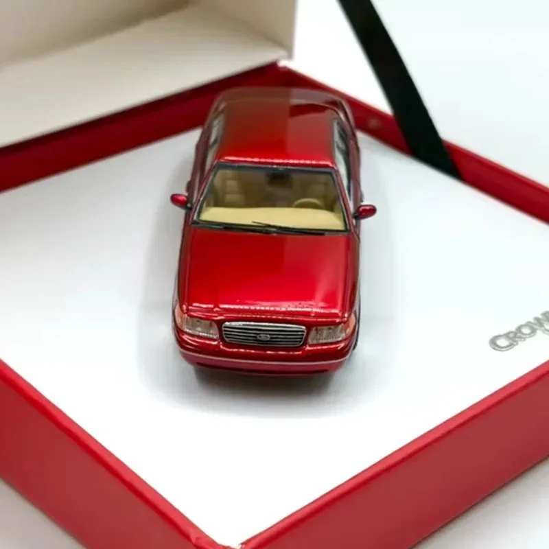 GOC Diecast 1:64 Scale Crown Victoria Red Alloy Car Model Static Collection Decorated Holiday Gifts Toys