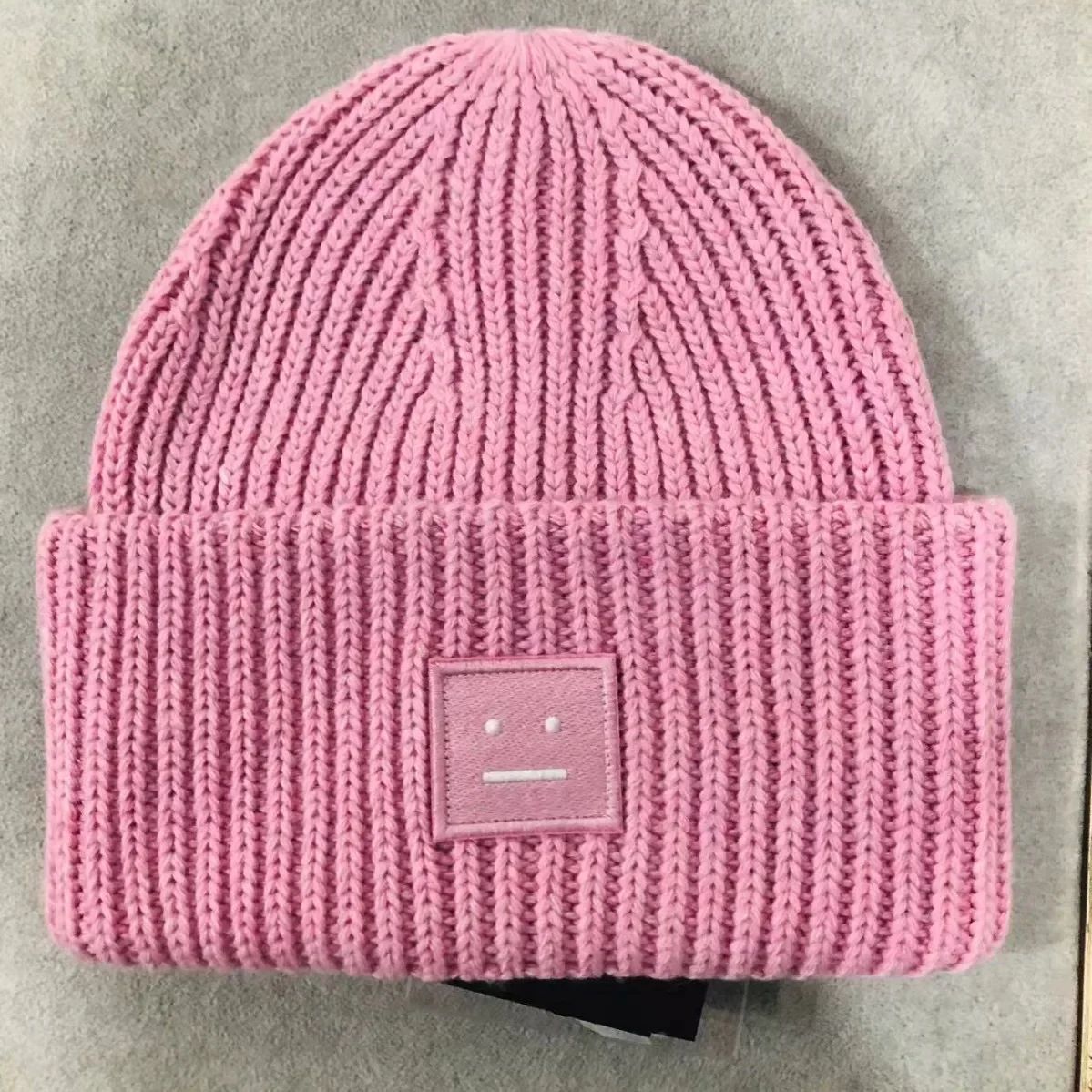 قبعة صغيرة محبوكة دافئة ومريحة مع ملصقات مربعة - قبعة من الصوف على الطراز الاسكندنافي للطقس البارد2025