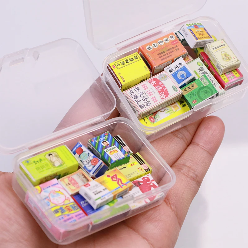 Veelzijdige miniatuuraccessoires voor poppenhuis; 4-delige medicijndoos Fantasiespelspeelgoed voor decor