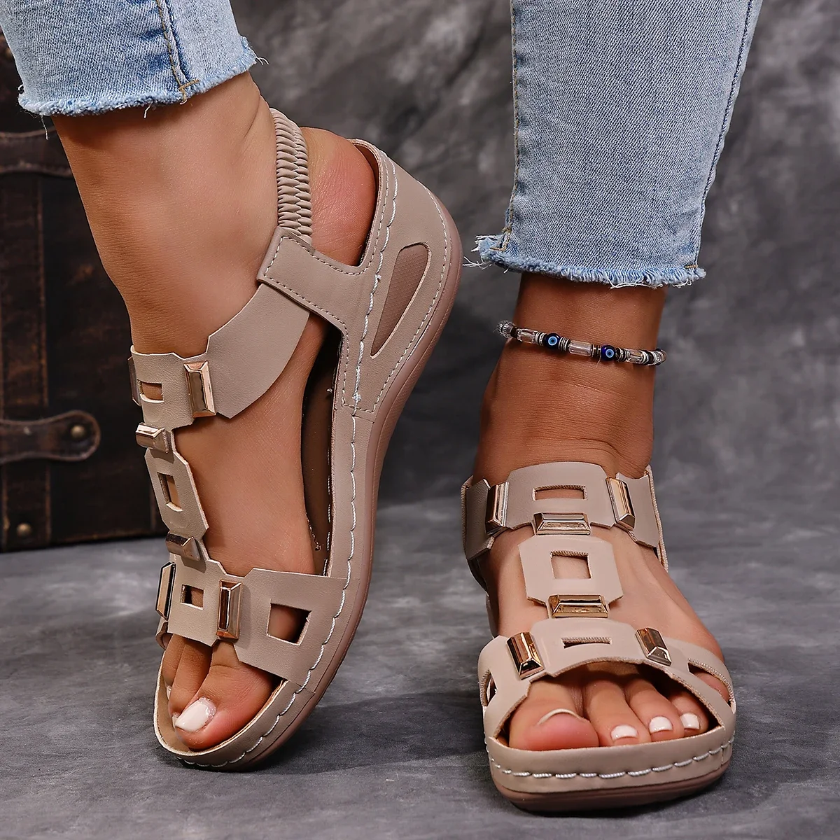 Große Damen-Sandalen im römischen Stil, Designer-Strandpantoffeln, Sommerschuhe mit Keilabsatz, bequeme Outdoor-Slipper für Damen – Detail 9