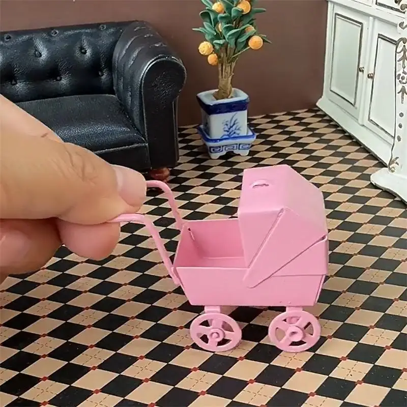 1:12 ตุ๊กตาจิ๋วรถเข็นเด็กสีชมพูแบบจำลองเฟอร์นิเจอร์อุปกรณ์เสริมสำหรับตกแต่งบ้านตุ๊กตาเด็กแกล้งทำเป็นเล่นของเล่นของขวัญ