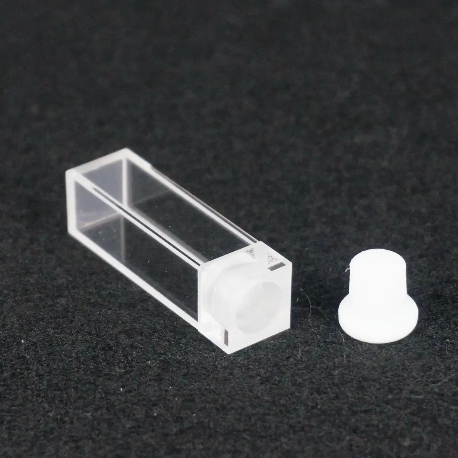 3.5ml 10mm Path JGS1 Quartz Cuvette With Stopper For Fluorescence Spectrometer