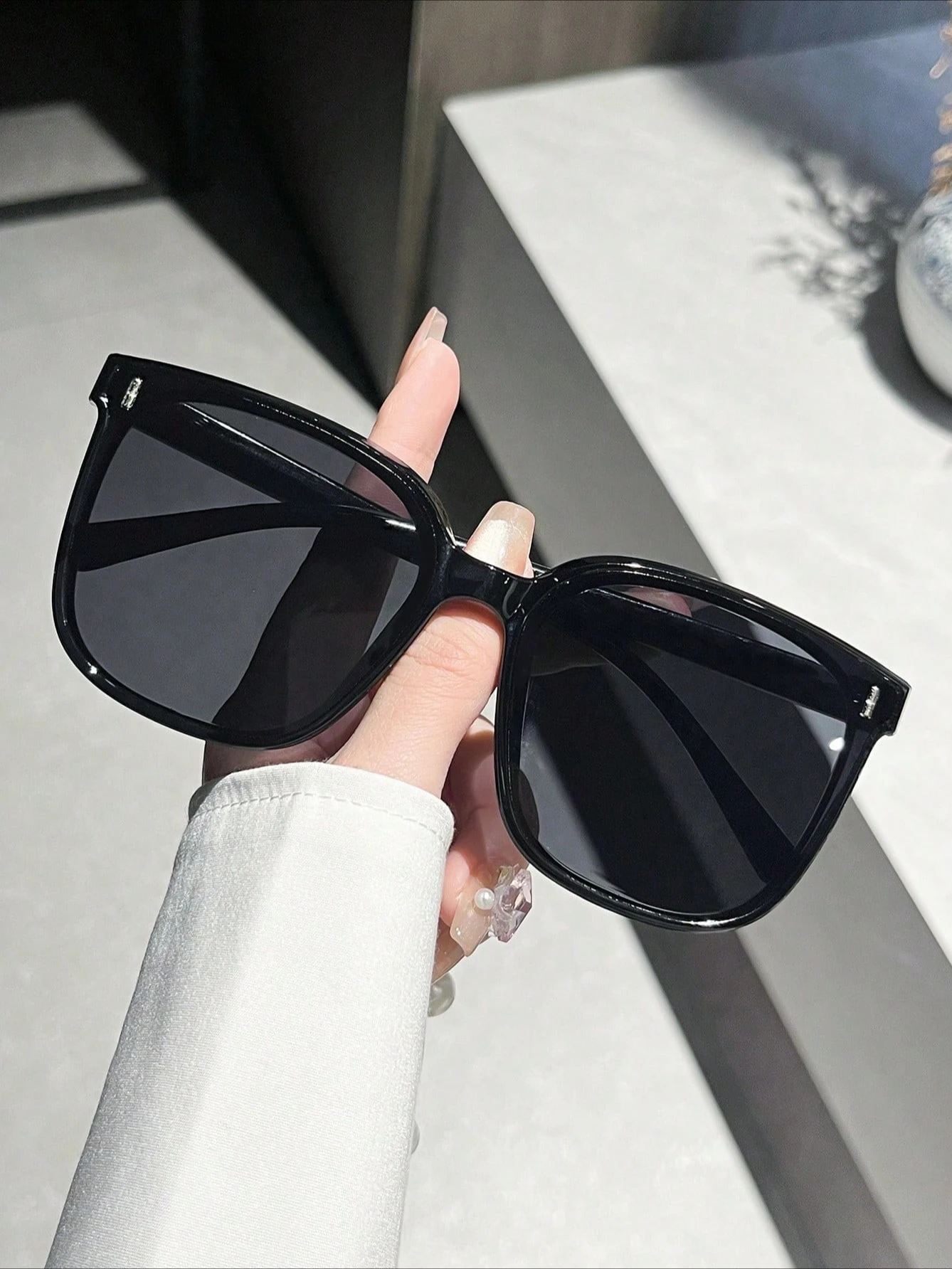 نظارات شمسية بإطار مربع أسود للجنسين مع مسامير على شكل أرز، كاجوال ومتعددة الاستخدامات، مناسبة للنزهات العائلية.