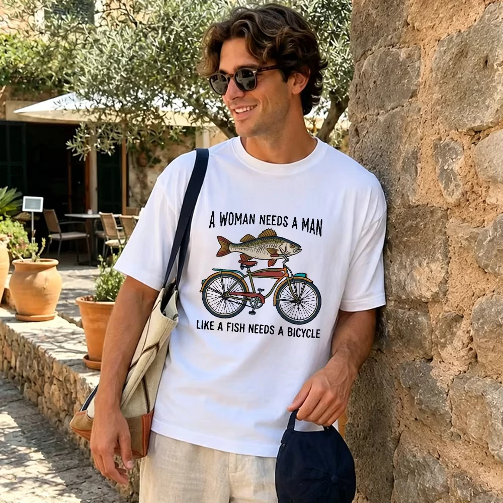 UNE FEMME A BEAUCOUP ENVIE D'UN HOMME COMME UN POISSON A BEAUCOUP ENVIE D'UN VÉLO. T-shirt vintage pour homme avec motif de poisson et de vélo. Vêtements pour homme pro-féminisme et rétro-art.