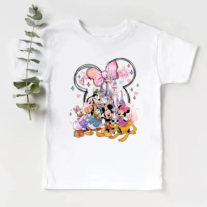 

Новая трендовая детская футболка с мультяшным принтом 2026 года — удобная и свободная спортивная футболка