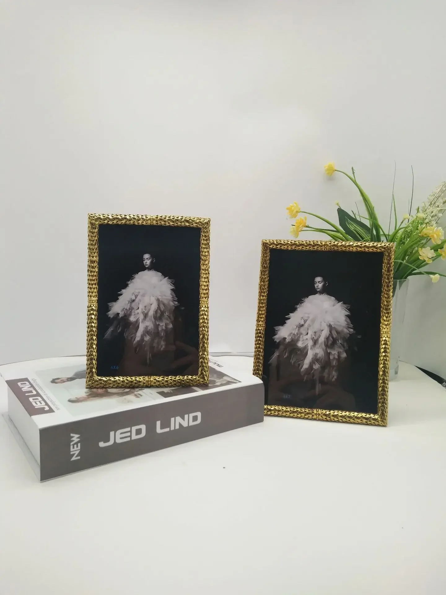A European vintage metal frame, 6-inch, 7-inch vintage gold frame