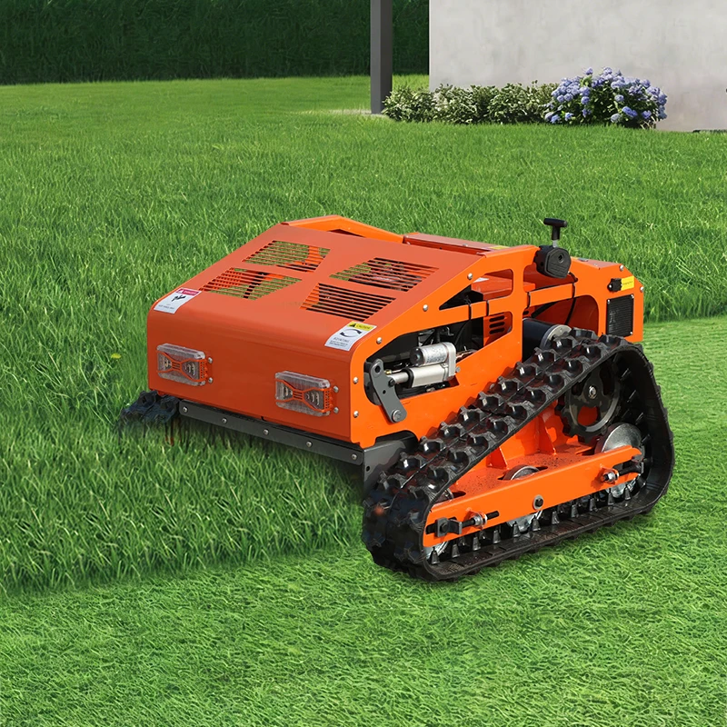 Cortadora de césped a control remoto de alto rendimiento, adaptada para terrenos empinados, para mantenimiento profesional de jardines.