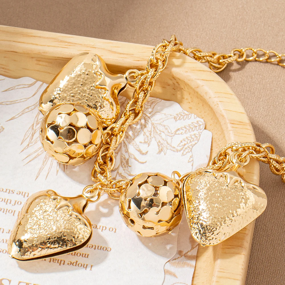 Edelstahl Vergoldetes Schmuckarmband mit Ausgehöhlten Perlen, Kugelförmigen Anhängern und Liebesanhänger-Kette, Geschenk für Frauen – Detail 6