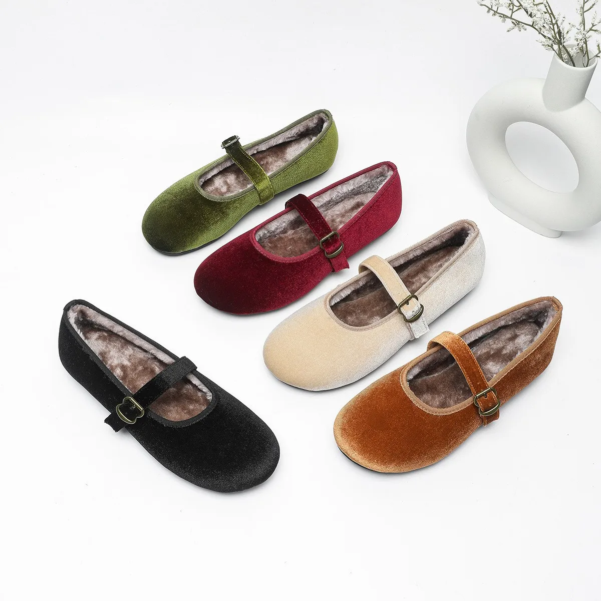 

Женские балетки IPPEUM, новинка 2024, зимние плюшевые туфли Мэри Джейн с пряжкой, большие размеры 35–43, балетки на плоской подошве