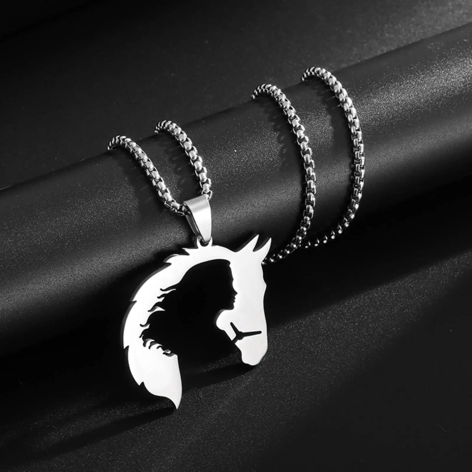 Halskette mit Pferdekopf-Anhänger aus Edelstahl für Damen und Herren, als Geschenk geeignet. – Detail 2