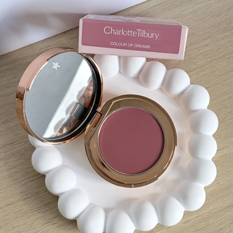 Charlotte CT Cushion Blush Stick, langdurige natuurlijke kleur, dubbelzijdige blush voor lippen en wangen, geperst poeder van Tilbury.