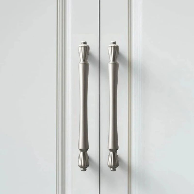 Elegante Schrankgriffe im französischen Stil für Kleiderschränke und Schuhschränke / Zeitgenössische Schrankgriffe und Knöpfe in Silber-Ausführung 96mm – Detail 6