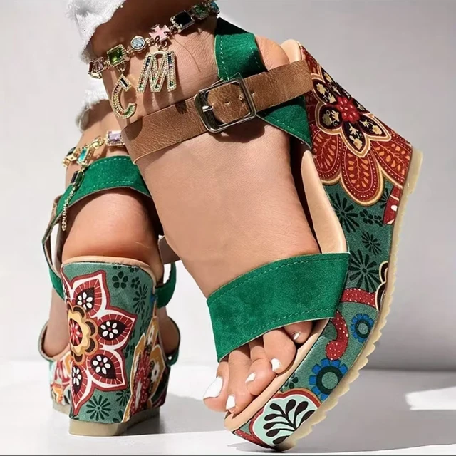 Sandalias bohemia con cuña y estampado floral verde