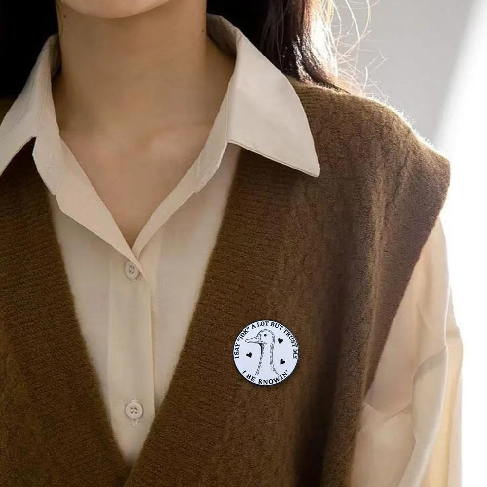 Lustiges Enten-Emoji-Paket „Ich sage viel, aber glaub mir, ich weiß alles“ Emaille-Brosche Retro-Ente Humorvolle Zitate Anstecknadel Geschenk für einen Freund – Detail 9