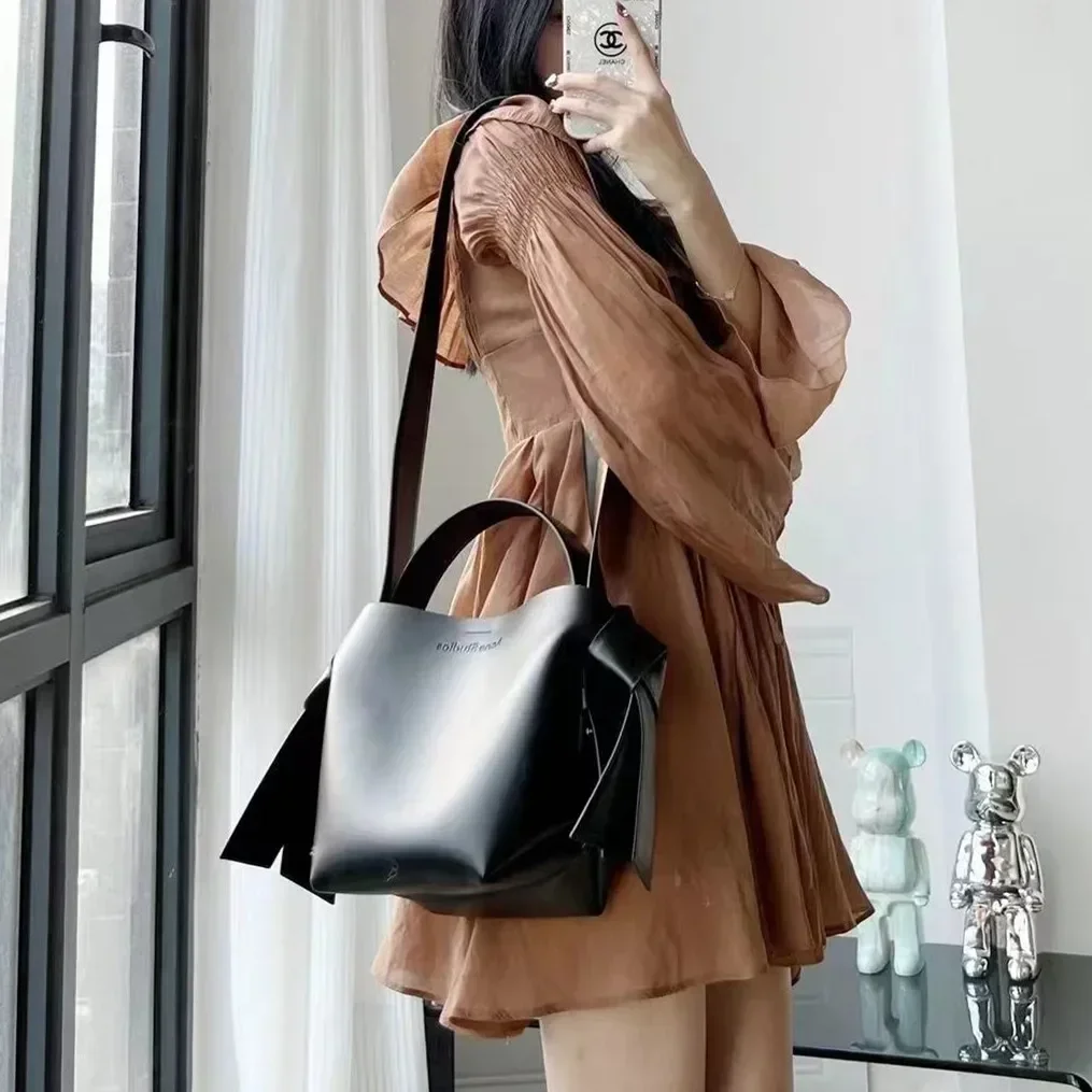 Acne Dames Lederen Musibi Strik Een Schouder Messenger Handtas Emmer Bag