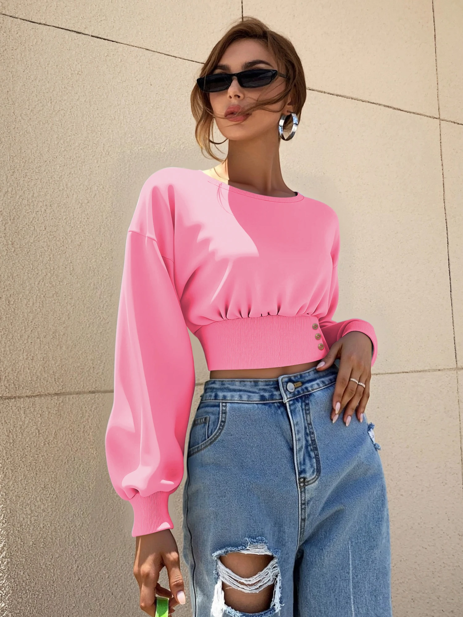 

Женский укороченный свитшот свободного кроя с длинным рукавом, круглым вырезом, декоративными пуговицами и ребристым низом для осени и зимы