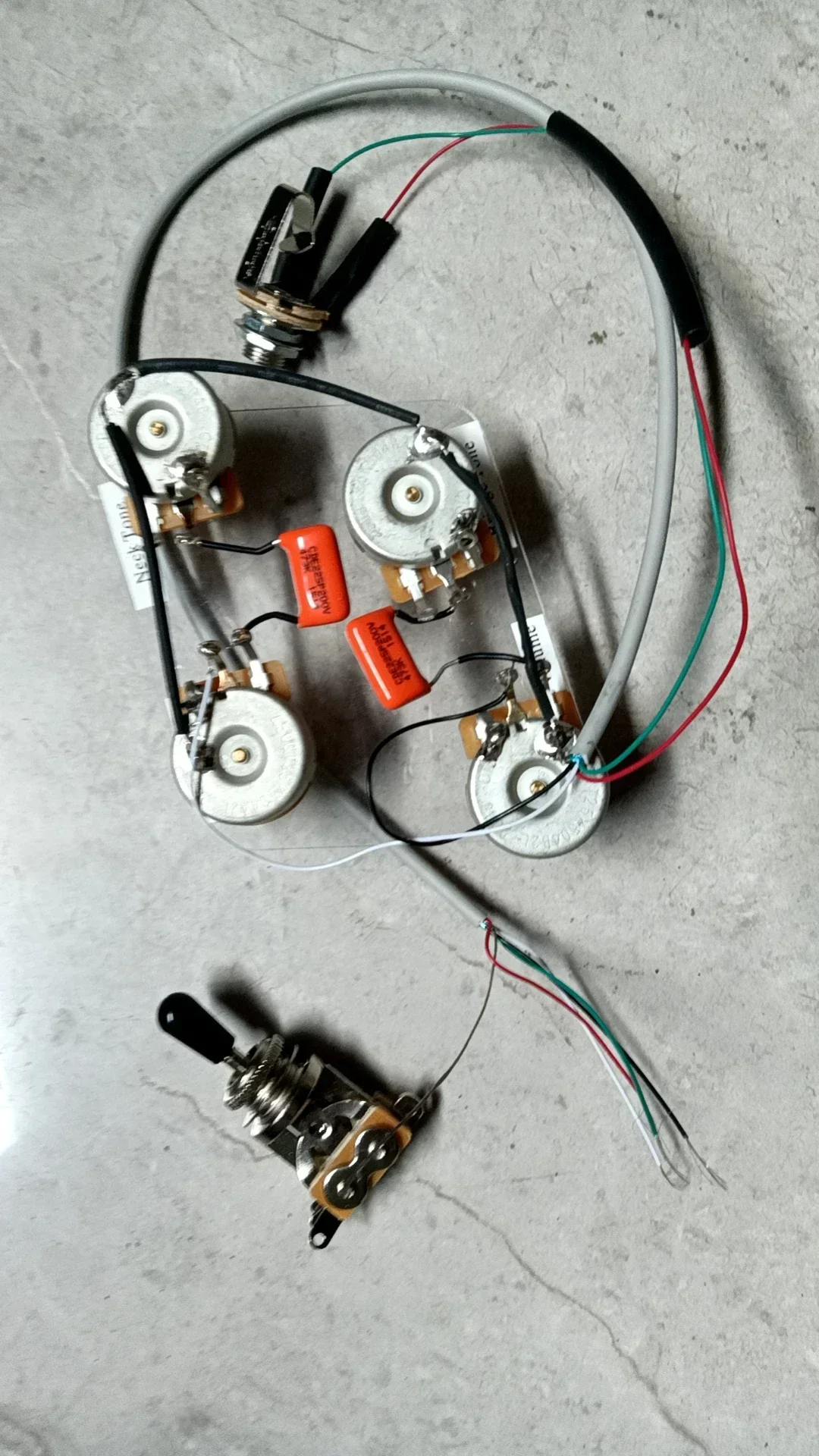 

Предварительно смонтированный гитарный кабельный жгут 2V2T с потенциометрами 500K, конденсаторами Orange Drop и 3-позиционным переключателем для электрогитары в стиле LP