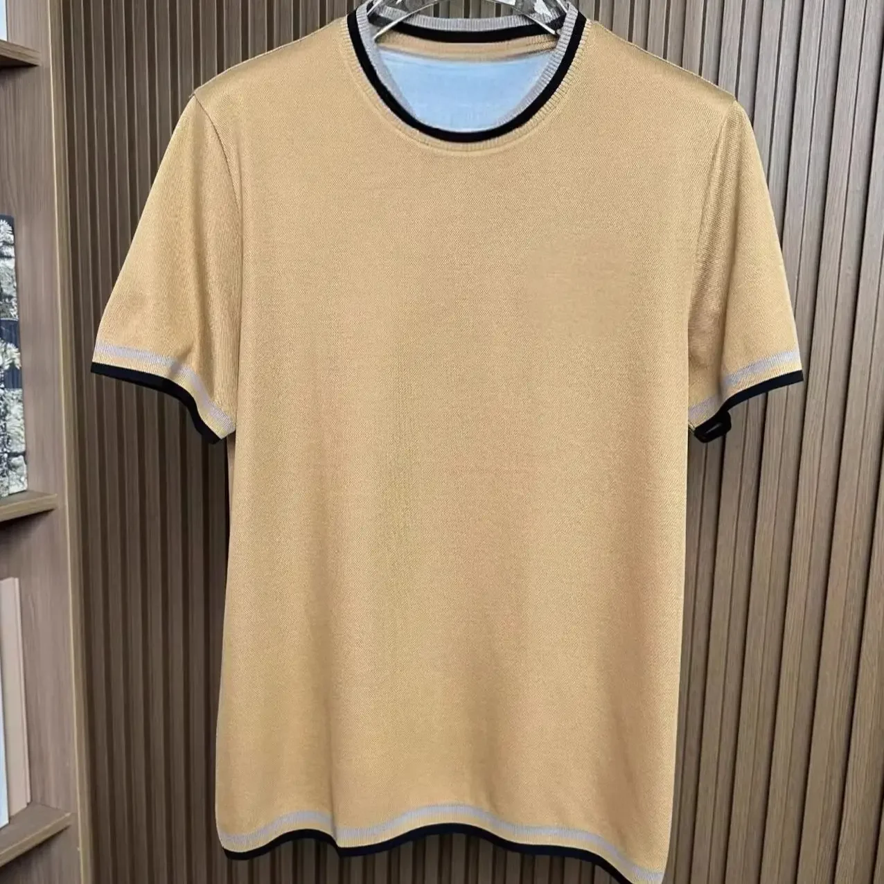 

Футболка BC Italian в стиле old money, 26ss, с контрастной вязкой, круглым вырезом и эластичными короткими рукавами.